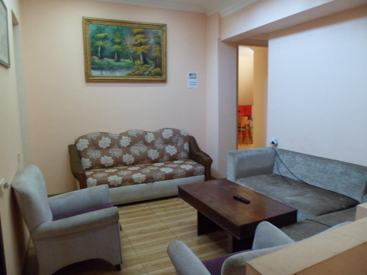 Everyday Cat Hostel Batumi Esterno foto