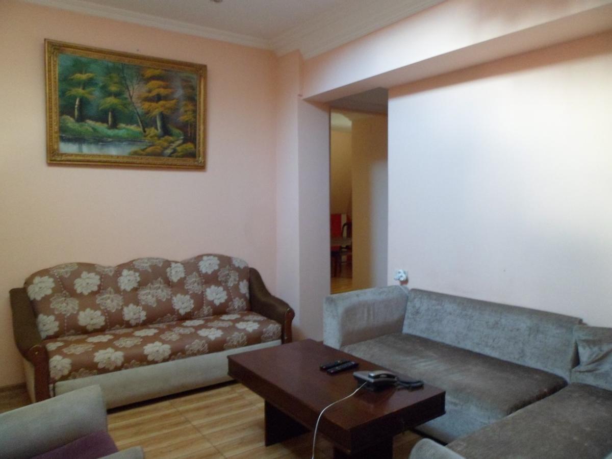 Everyday Cat Hostel Batumi Esterno foto