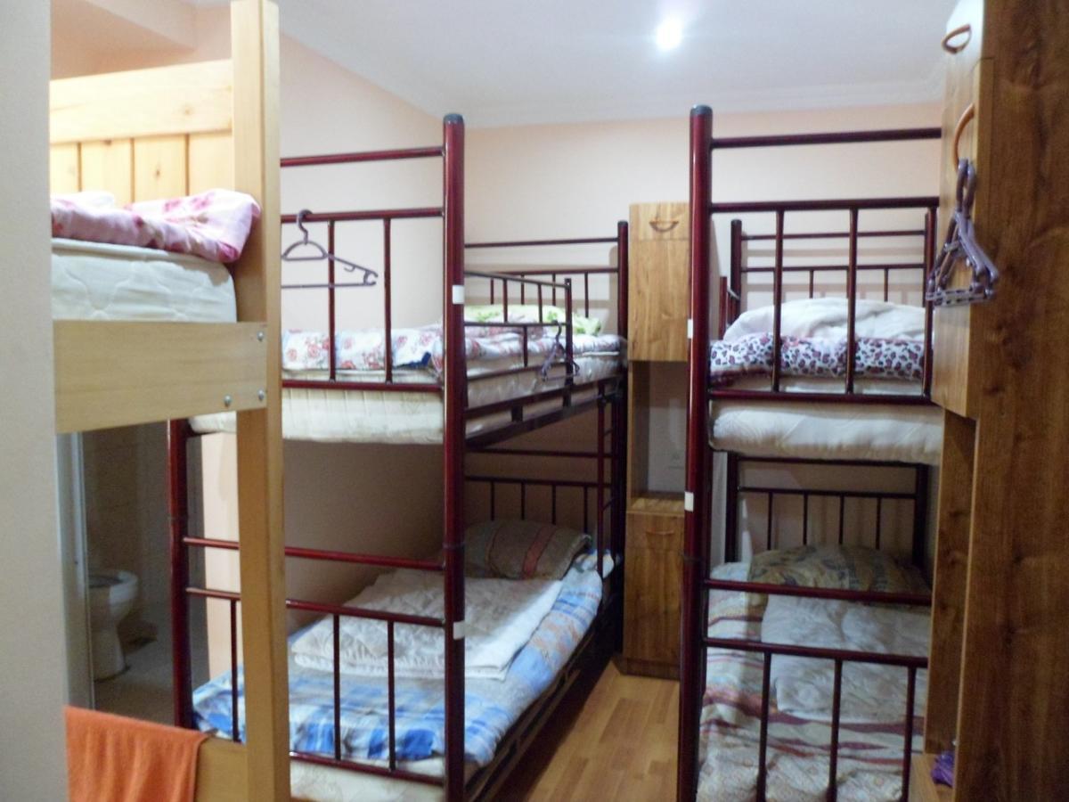 Everyday Cat Hostel Batumi Esterno foto